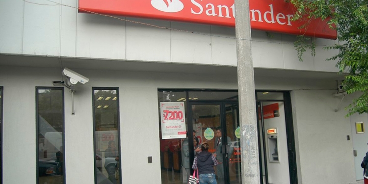 Usuarios reportan fallas en cajeros de Santander