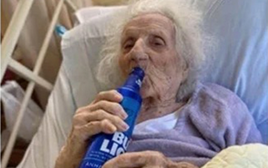Esta mujer de 103 años venció el COVID-19 y festejó con una cerveza