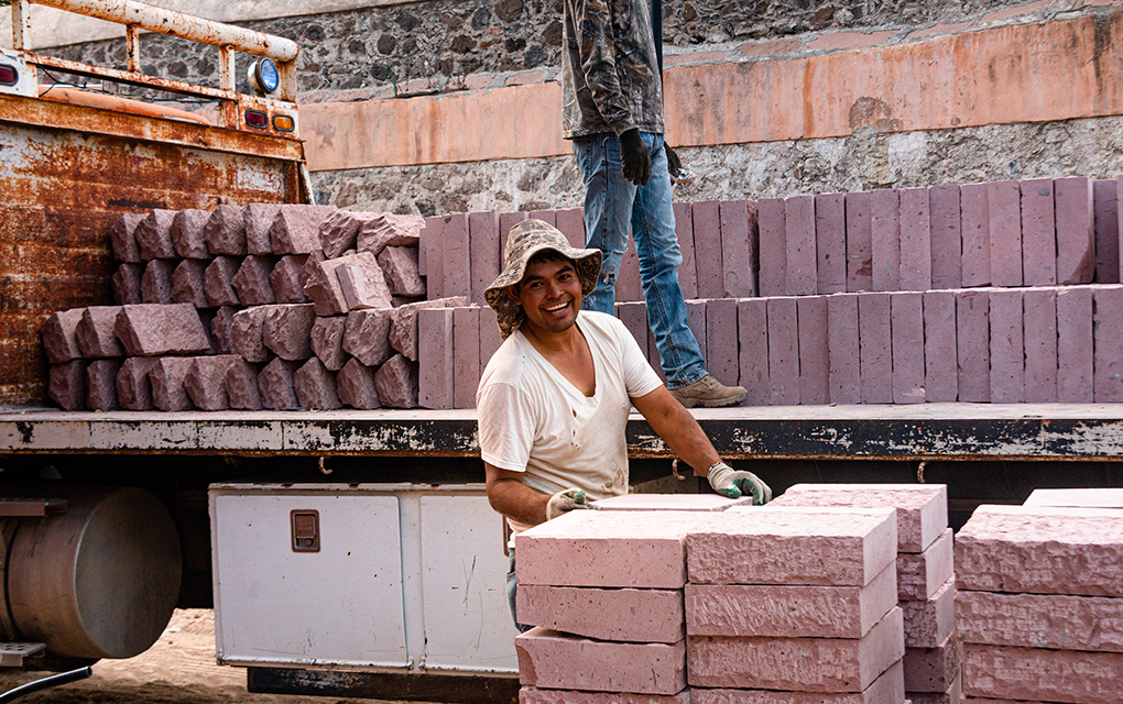 Conforme avanzan las obras, los trabajadores son turnados a otros proyectos. / Foto: Selene Ugalde