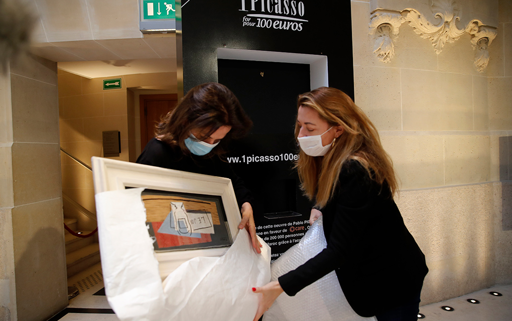 Claudia, la ganadora de la rifa benéfica, recibió su Picasso. / Foto: AP