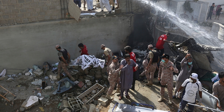 Se estrella avión en Pakistán; se reportan más de 100 fallecidos
