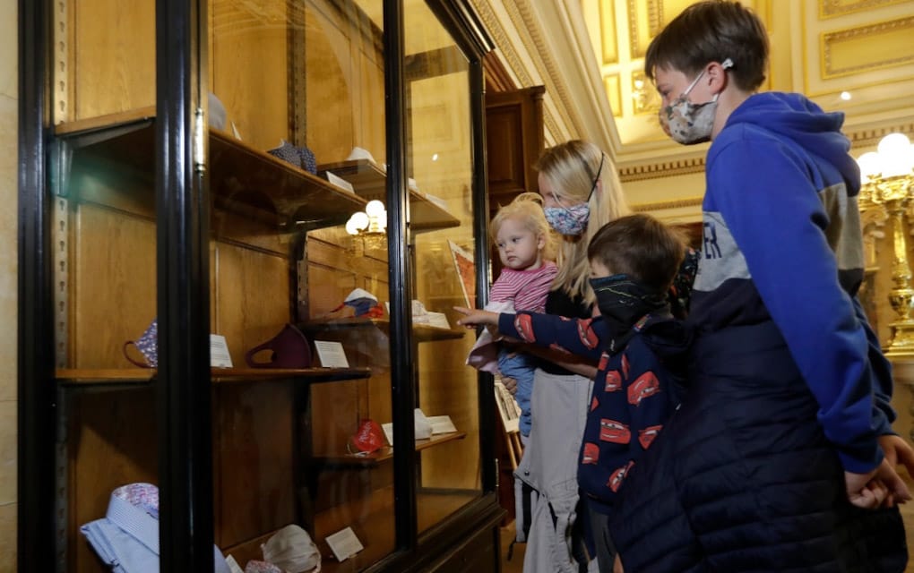 Se inaugura en Praga exposición de máscaras para coronavirus/ Foto: AP