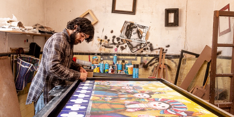 Óscar Odín, un pintor que lucha por los artistas emergentes