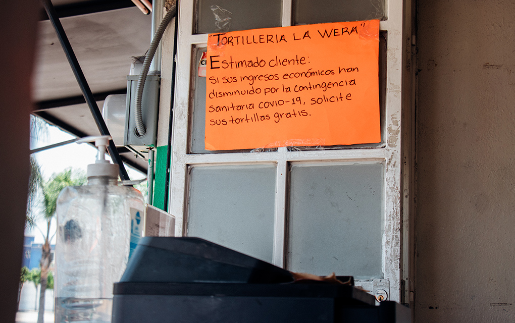Si sus ingresos económicos han disminuido por la contingencia sanitaria COVID-19, solicite sus tortillas gratis, alcanza a leerse en el mostrador de tortillería. / Foto: Isaac Muñoz