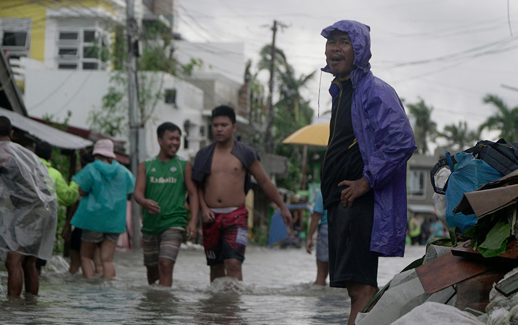 Tifón deja 1 deceso y graves daños a su paso por Filipinas