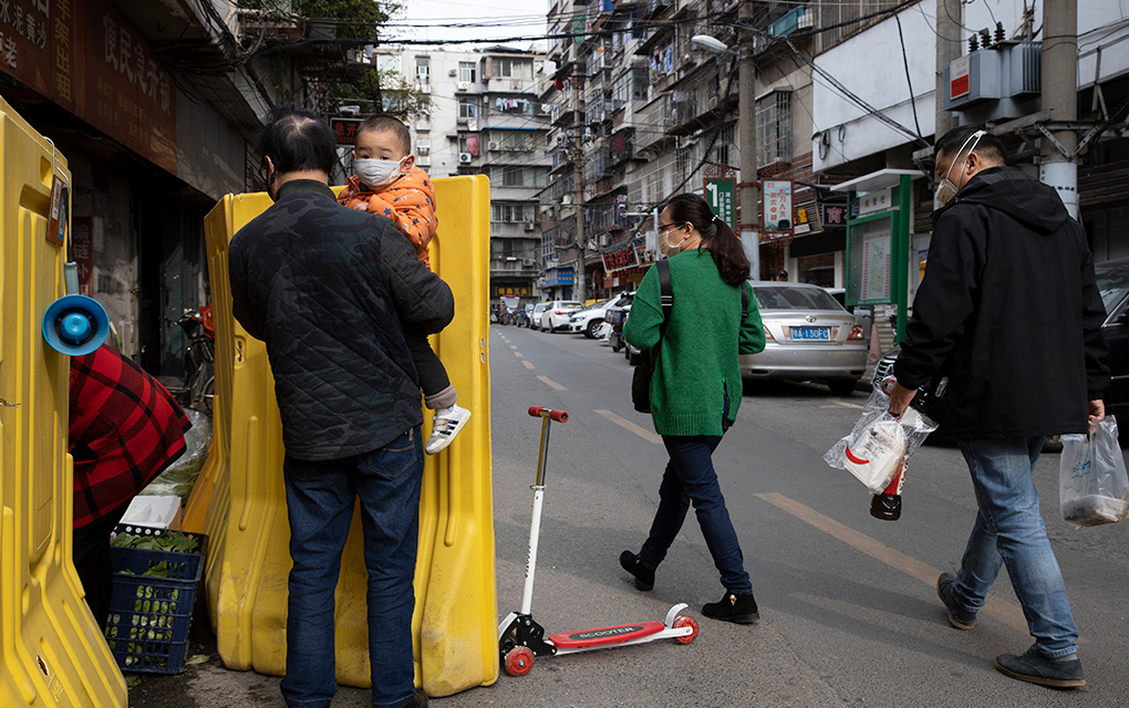 Autoridades chinas planean aplicar pruebas a todos los habitantes de Wuhan. / Foto: AP
