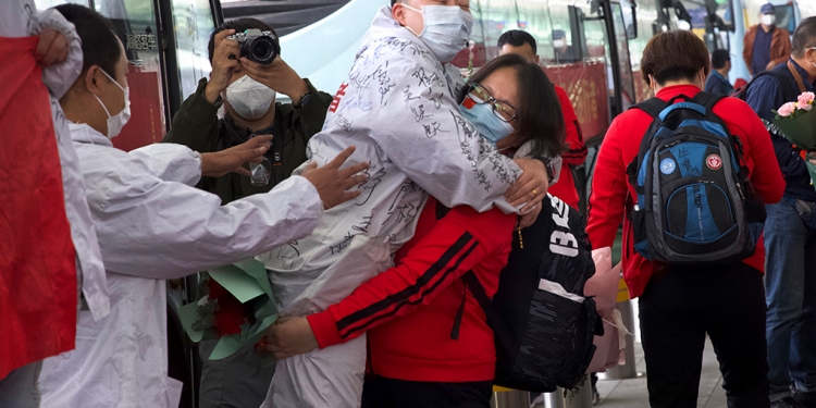 Wuhan relajó sus restricciones y ahora reporta otro foco de contagios