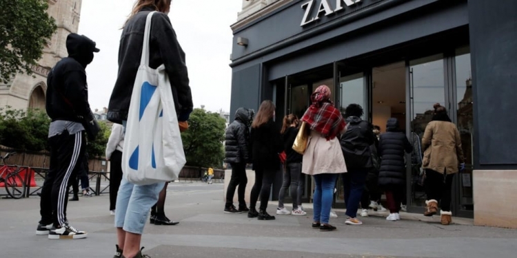 En el primer día de 'normalidad' en París, largas filas en tiendas de Zara