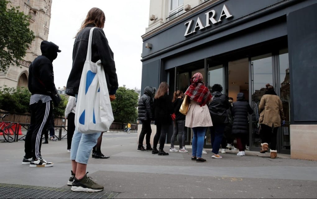 En el primer día de 'normalidad' en París, largas filas en tiendas de Zara