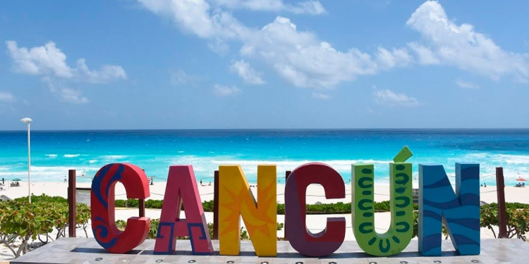 Arriban turistas a Cancún aunque playas estén cerradas