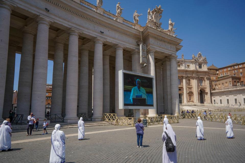 Fieles regresan a plaza de San Pedro para la bendición papal