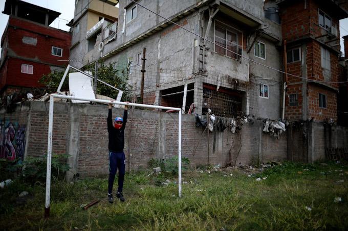 Foto: AP / Coronavirus pone en pausa sueños futbolísticos de argentinos