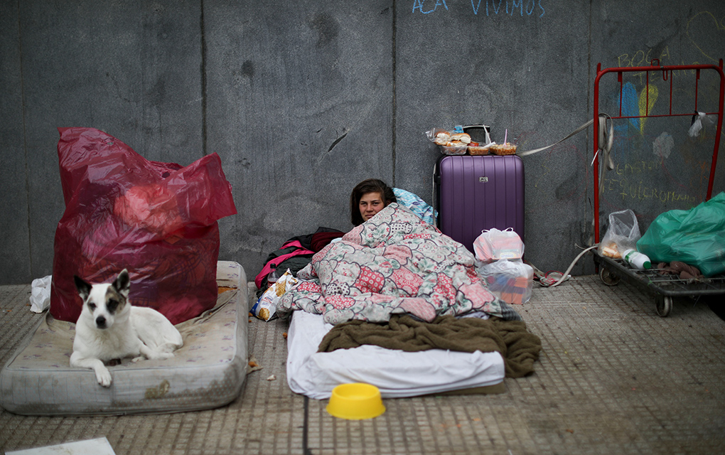 En esta imagen, tomada el 5 de junio de 2020, Melina Alcaraz descansa en un colchón. / Foto: AP