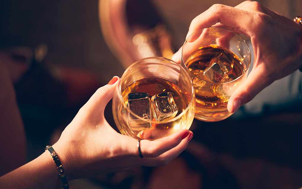 Aumentan muertes por consumo de alcohol adulterado; así lo identificas