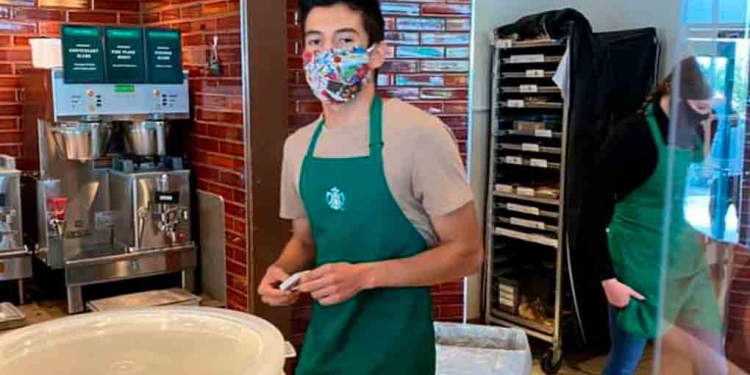 Barista de Starbucks no atiende a clienta sin cubrebocas