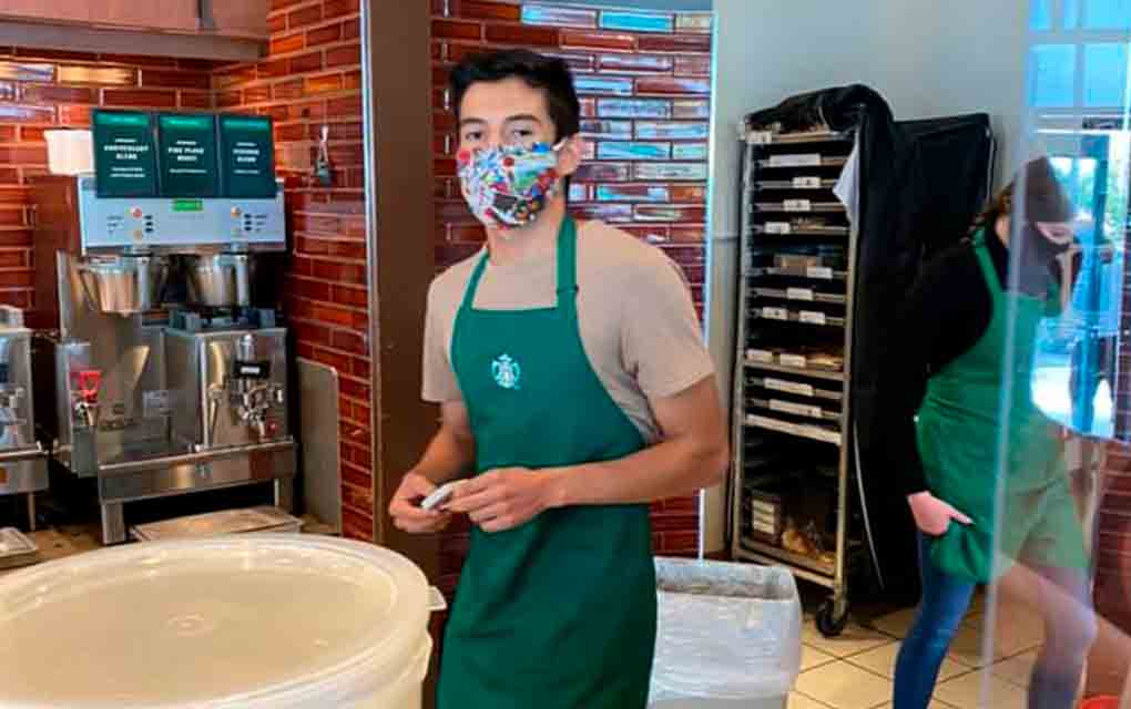 Barista de Starbucks no atiende a clienta sin cubrebocas