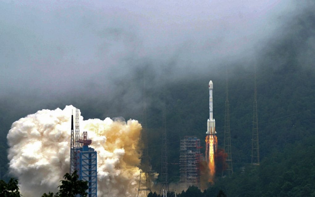 China lanza satélite para completar su versión de GPS/ Foto: AP