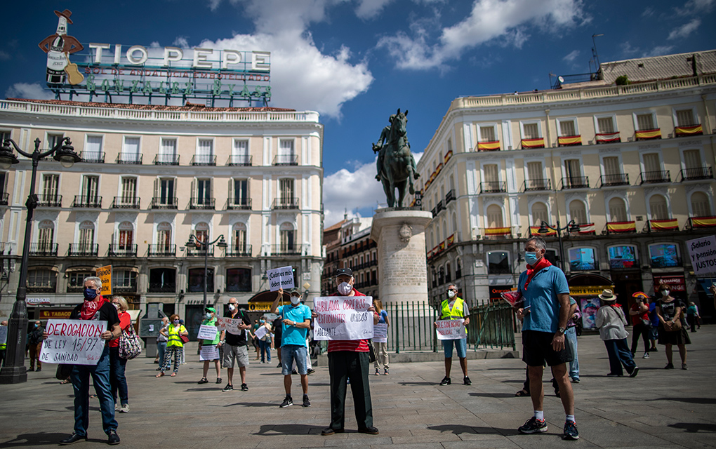 España atribuye unos 44 mil decesos este año al coronavirus / Foto: AP