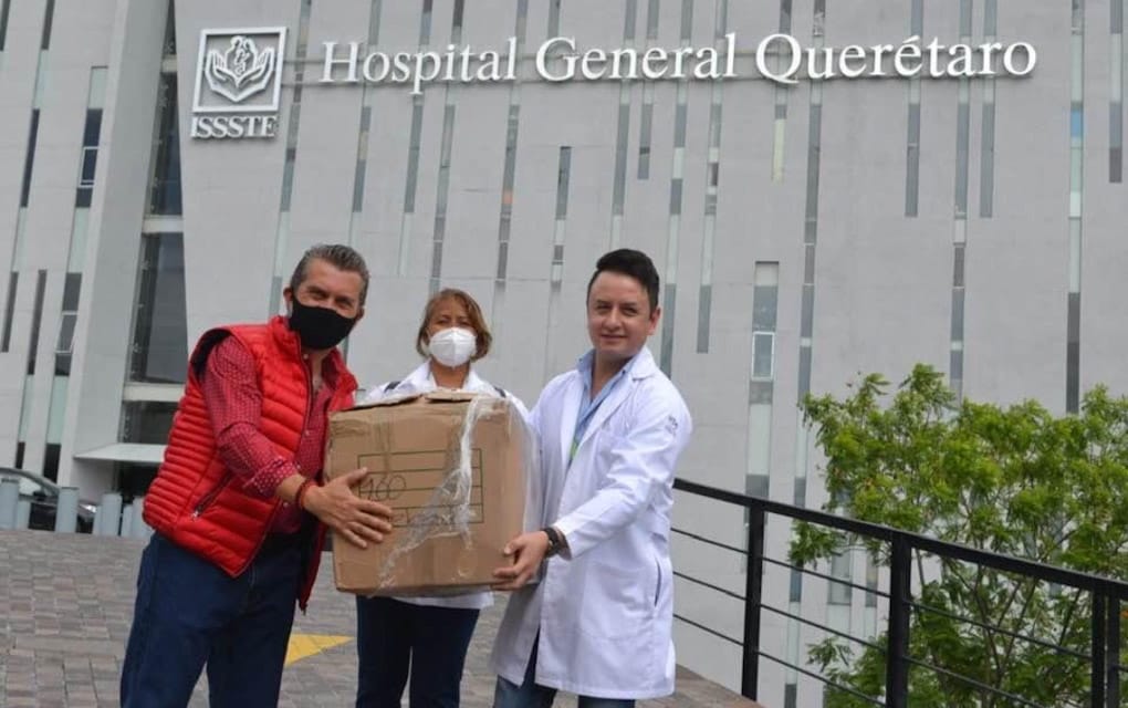 Entrega Hugo Cabrera equipo de protección para personal médico