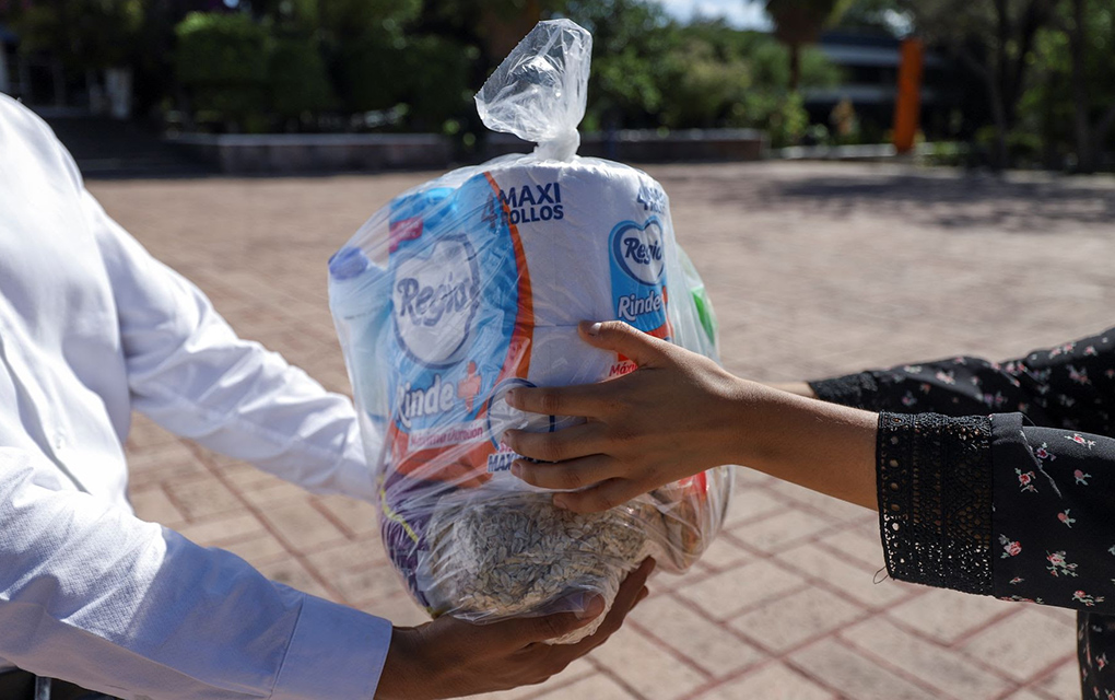 Estudiantes entregan despensas a alumnos en vulnerabilidad económica