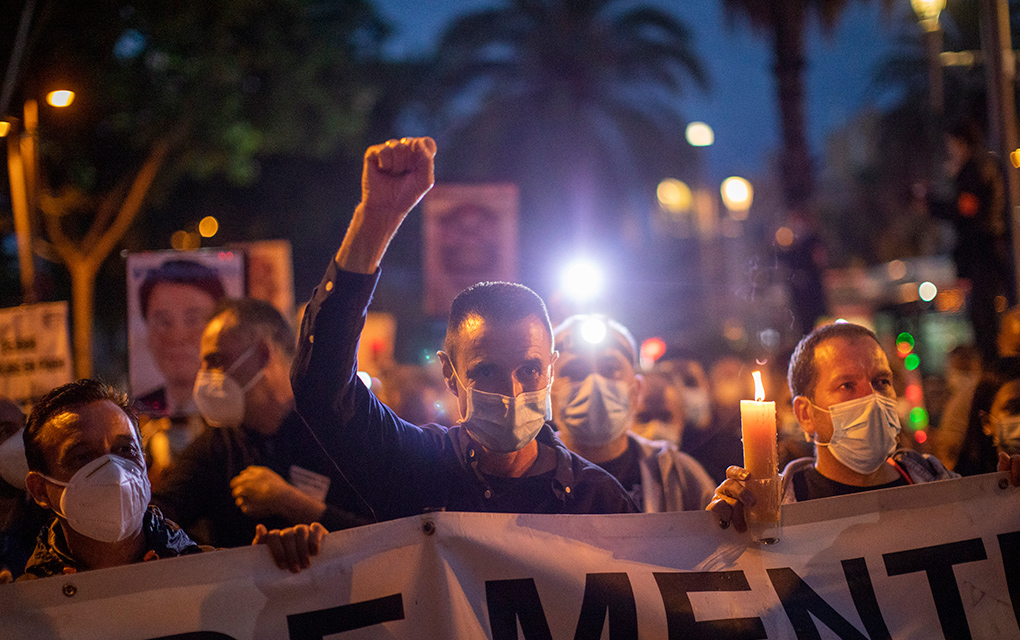 Trabajadores de Nissan realizan una marcha en Barcelona, España, el martes 9 de junio de 2020 en protesta por la decisión de la compañía japonesa de cerrar sus plantas de manufactura en el noreste del país, lo que generaría una pérdida de unos 3 mil empleos directos. / Foto: AP