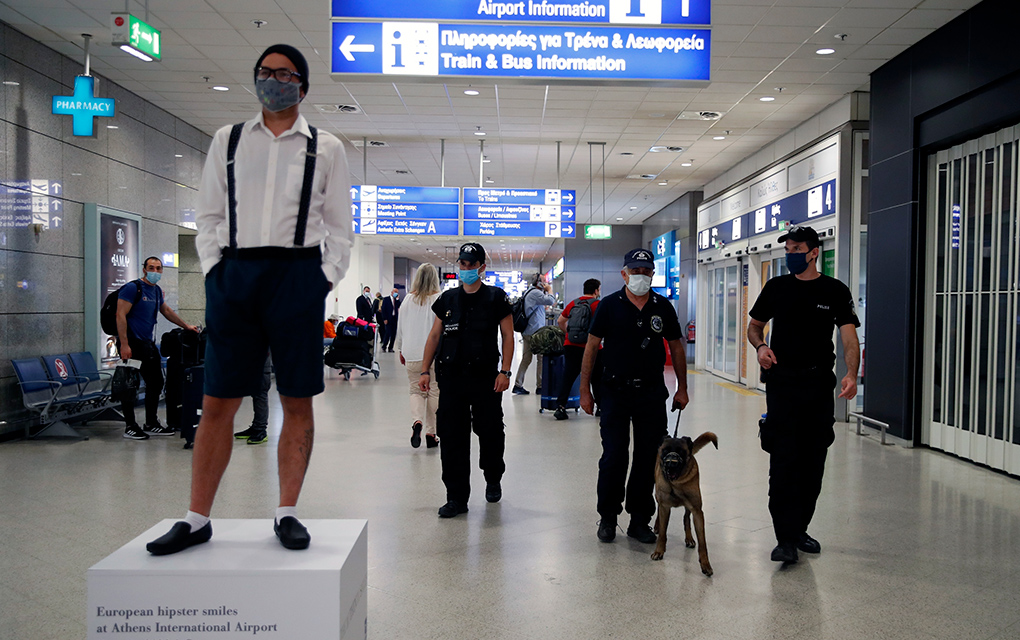 Policías vigilan el Aeropuerto Internacional Eleftherios Venizelos, en Atenas, Grecia, el 15 de junio de 2020. / Foto: AP