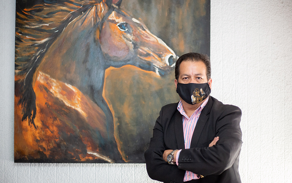 Gustavo Pedraza cambia los murales y lleva su arte a cubrebocas