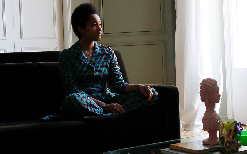 En esta fotografía del 16 de junio de 2020 la creadora de contenido estadounidense Tamu McPherson sentada en el sofá de su casa en Milán, Italia. /Foto: AP