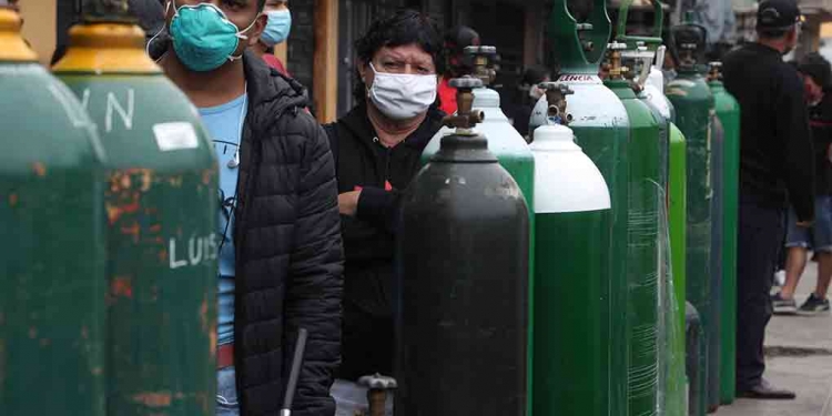 En plena pandemia, escasea el oxígeno en Perú / Foto: AP