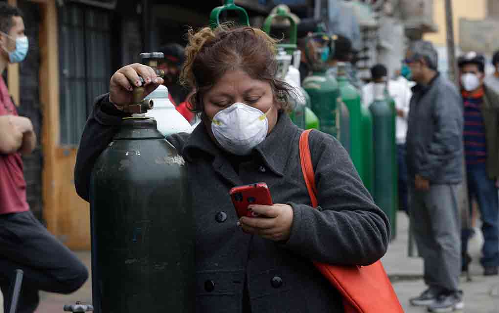 En plena pandemia, escasea el oxígeno en Perú