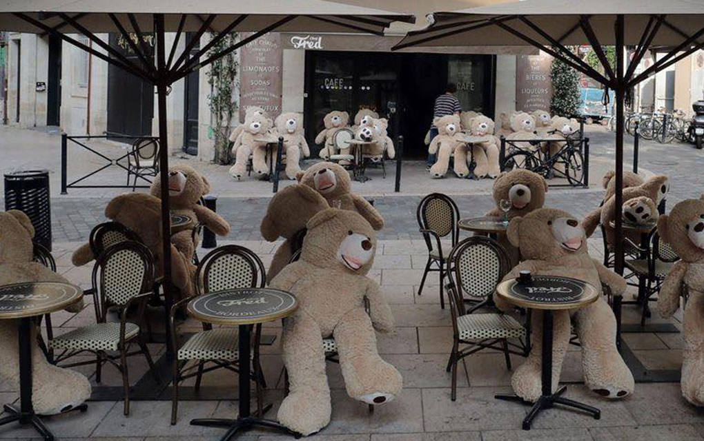 Osos de peluche mantienen la sana distancia en restaurante de París