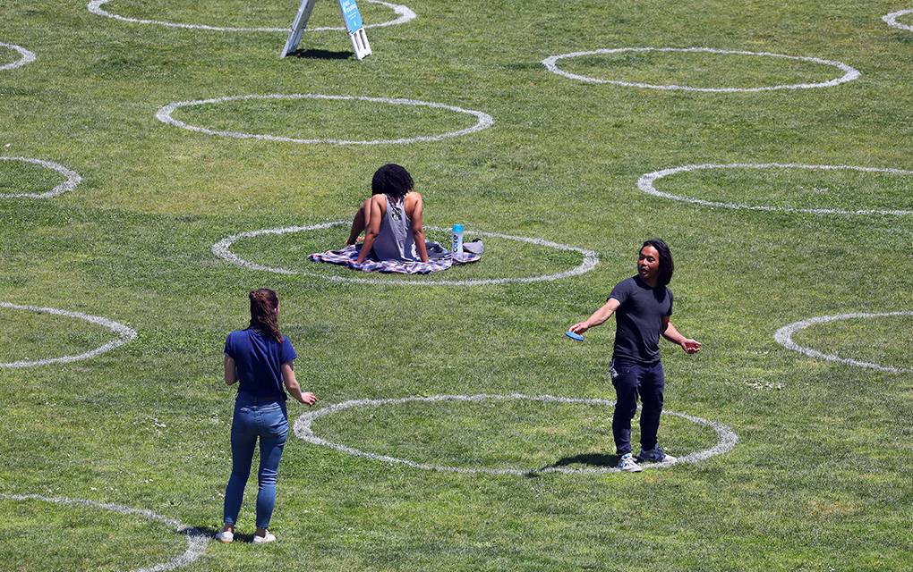 Círculos pintados para fomentar el distanciamiento social en un parque de San Francisco, el 21 de mayo de 2020.  / Foto: The New York Times