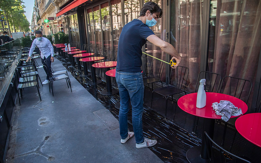 Reabren gradualmente cafés y restaurantes en París