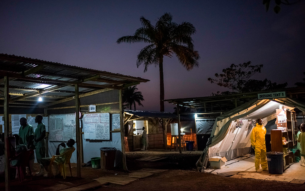 Trabajadores de la salud en un centro de tratamiento del ébola en 2014, en Kailahun, Sierra Leona. / Foto: The New York Times