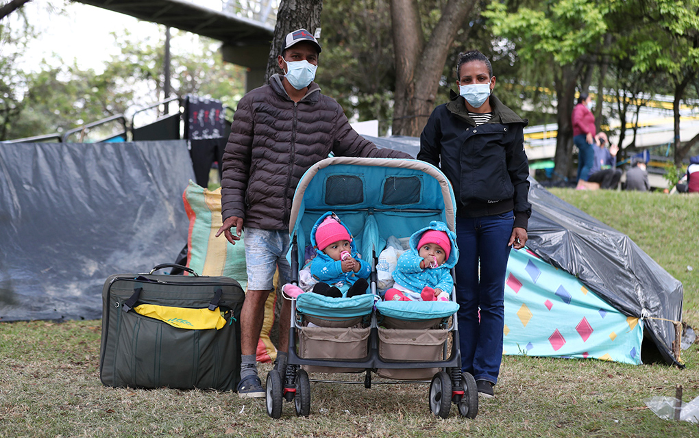 Darwin Herrera (izquierda) y su esposa, Jennifer Repelo, posan con sus mellizos de seis meses y su equipaje en el exterior de su tienda. / Foto: AP