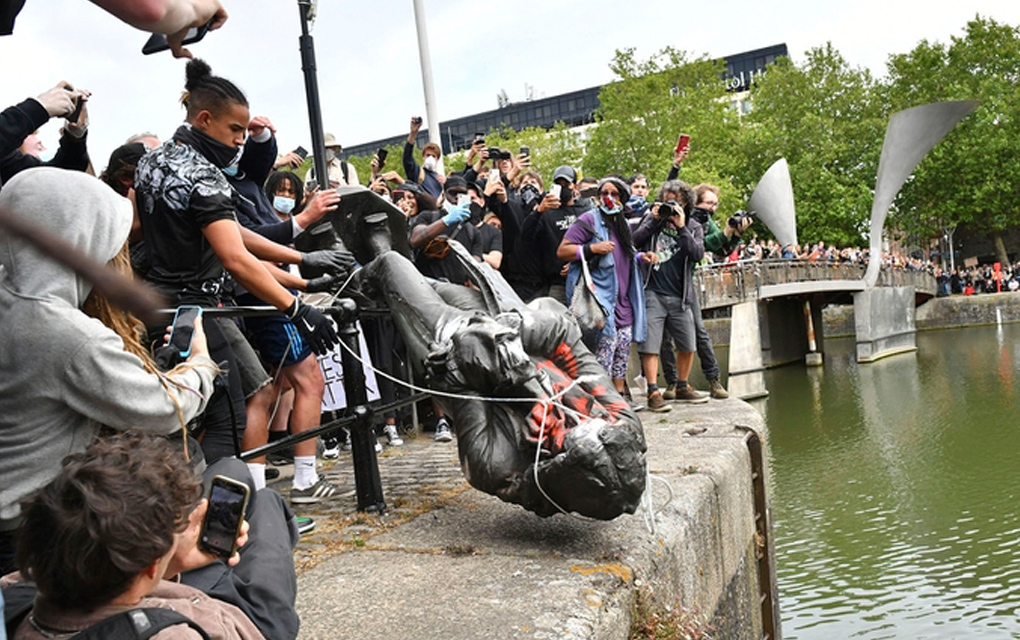 Vandalizan monumento a Churchill en Londres y tiran una estatua a río