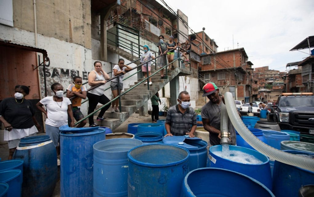 Venezolanos toman medidas extraordinarias ante falta de agua/ Foto: AP