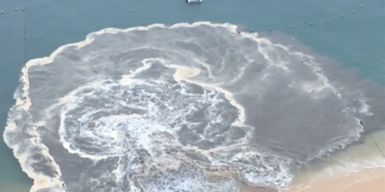 Captan descarga en mar de Acapulco; "es lodo": autoridad