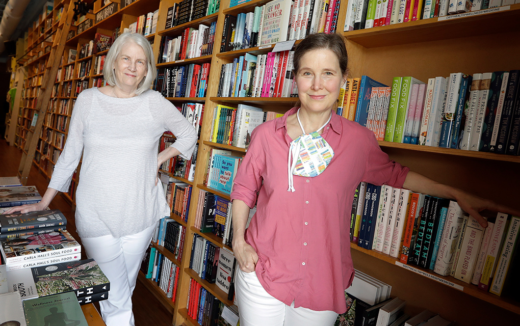 La novelista Ann Patchett, derecha, y su socia Karen Hayes, izquierda, posan en su librería independiente Parnassus Books, en Nashville, Tennessee. / Foto: AP
