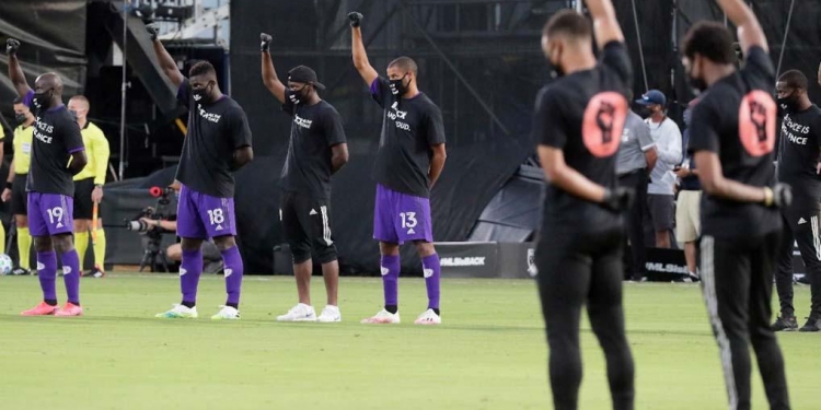 Se reanuda la MLS, con protesta contra el racismo