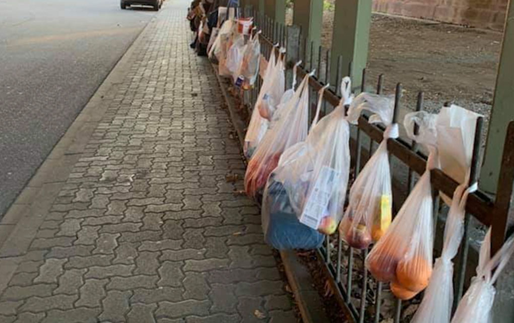 Ante la crisis en Alemania cuelgan bolsas con alimentos en las calles