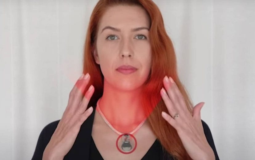 El collar de la NASA que evitará que toques tu rostro/ Foto: Especial