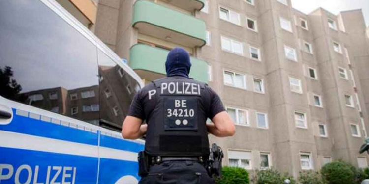 Hallan 31 migrantes en camión refrigerado en Alemania