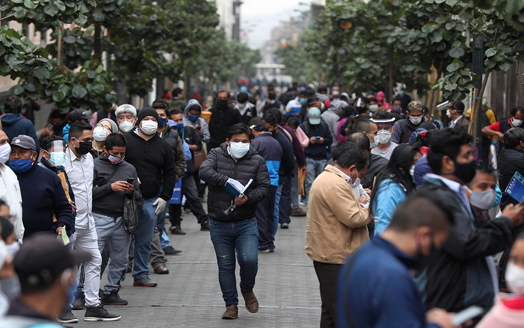 Peruanos salen en masa tras finalizar cuarentena de 106 días
