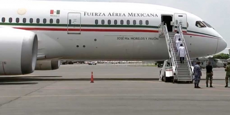 Tras su llegada, personal médico, ingresa a avión presidencial