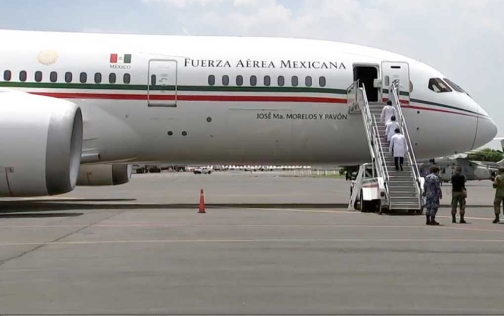 Tras su llegada, personal médico, ingresa a avión presidencial
