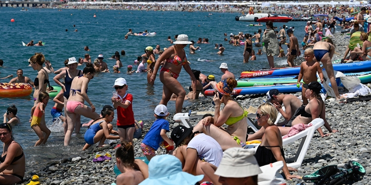 Turistas ignoran medidas sanitarias en playas de Rusia y Ucrania