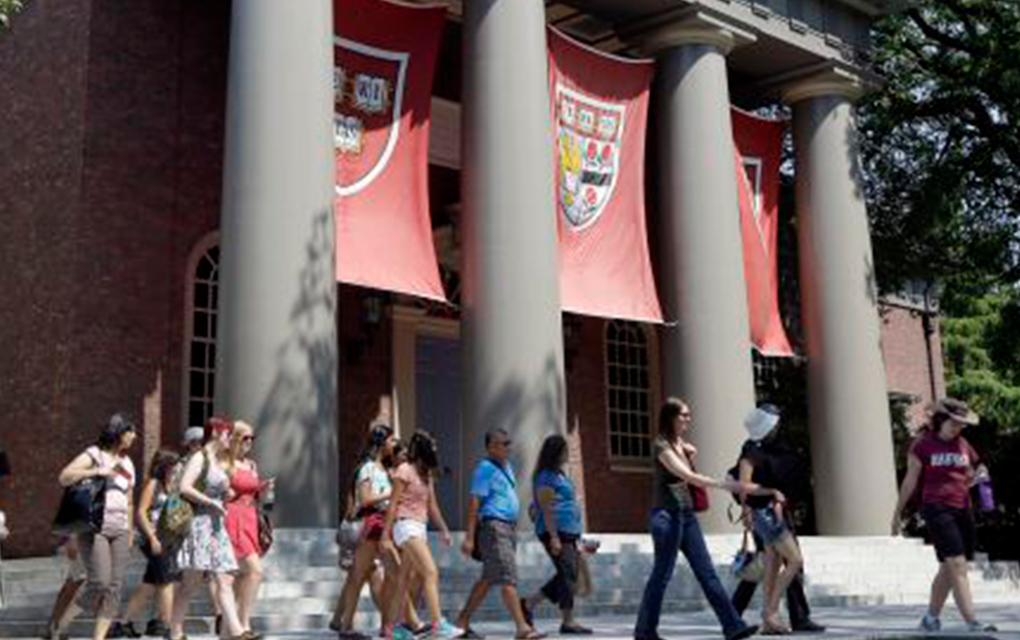 Universidades de EUA apoyan a alumnos y demandan a Trump