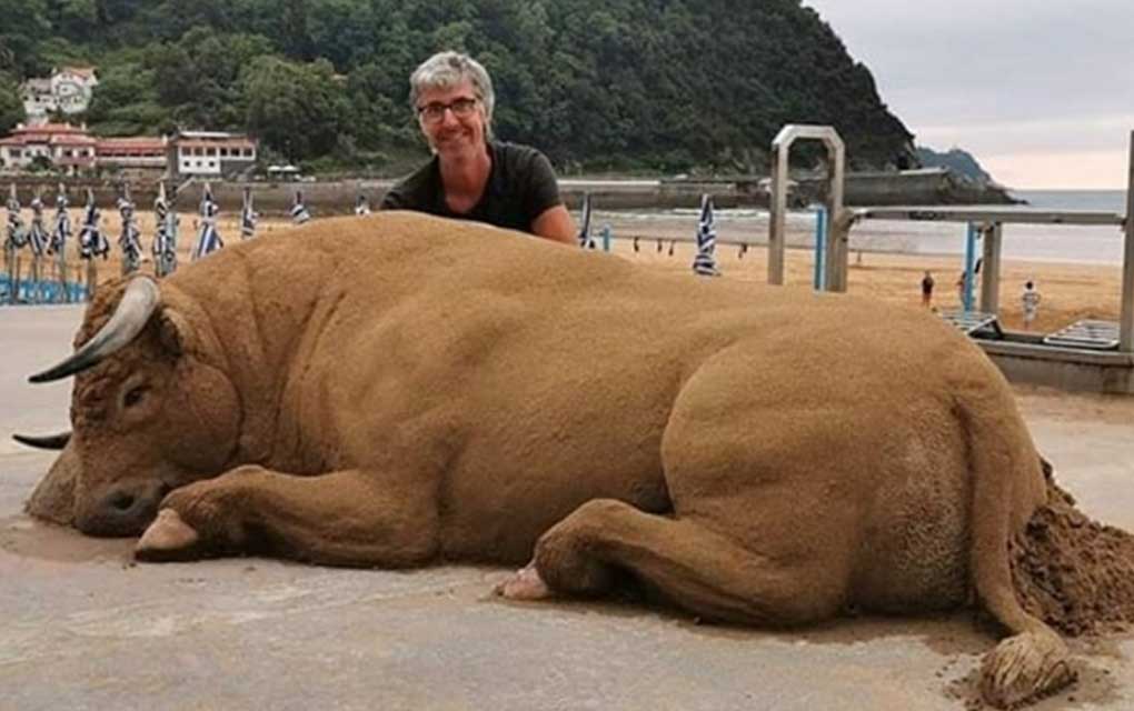 Conoce al artista que crea esculturas de animales con arena 