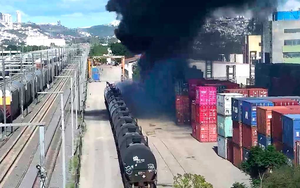 Controlan incendio en la colonia Las Teresas en Querétaro